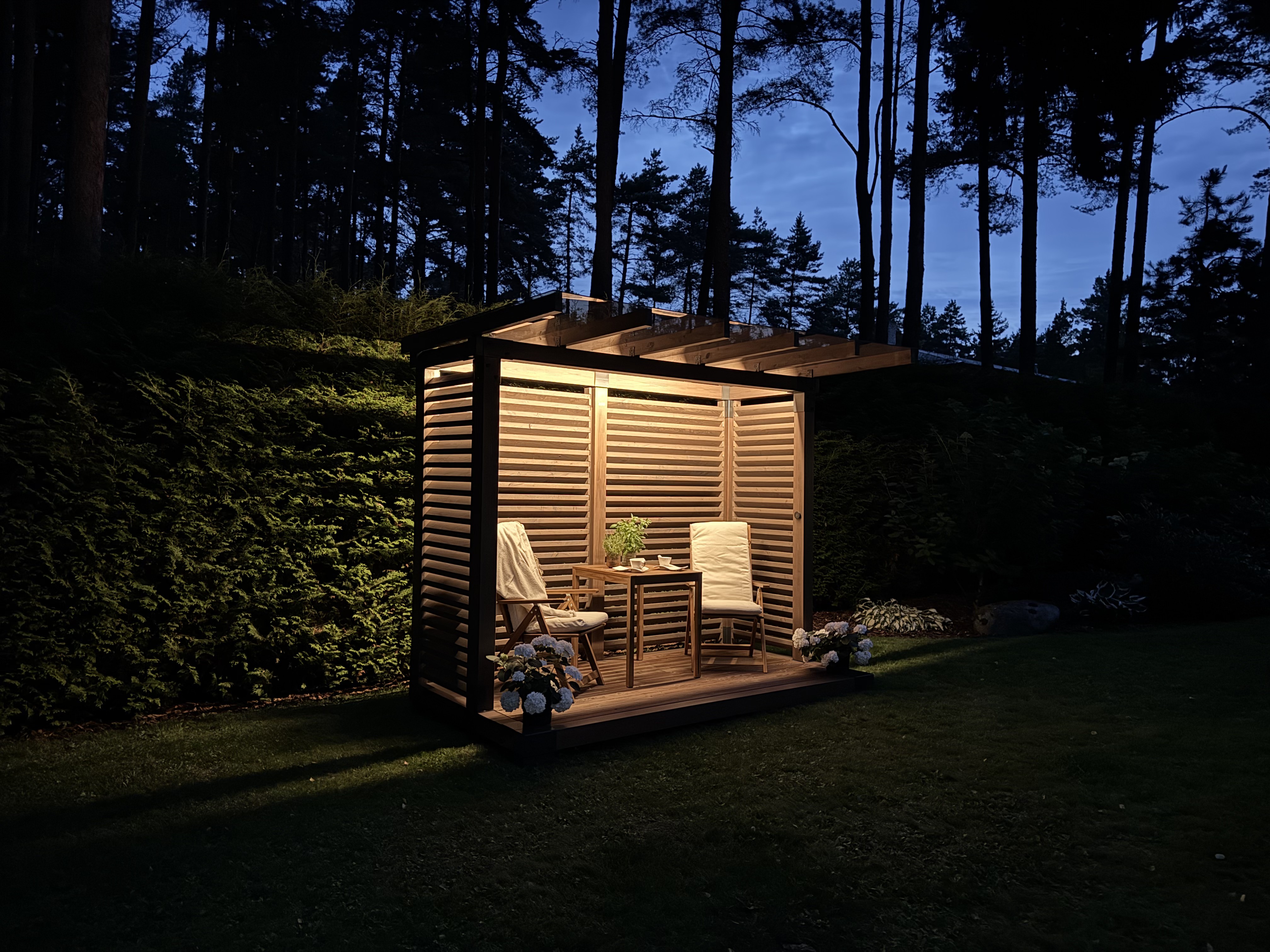 Compact i aftenlys med varm integreret LED-belysning.