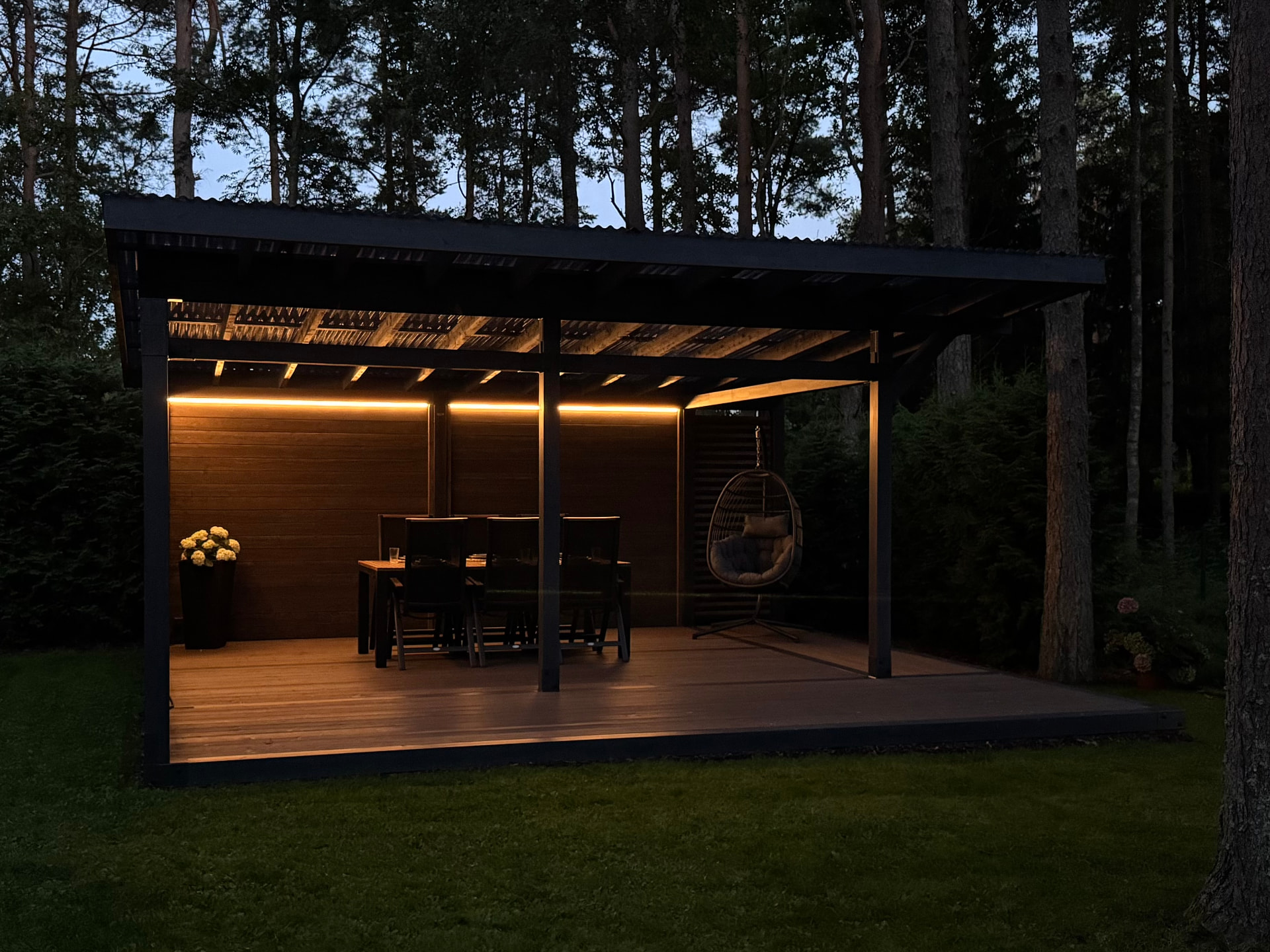 Forma med integreret LED-belysning i en aftenhave.